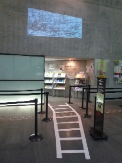 美術情報センター入口上の壁に映像を映し出している写真
