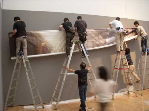 懸垂幕展示中の画像