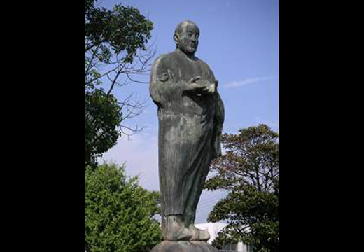 神戸港開港百年祭を記念して昭和43年10月に柳原義達氏によって製作された「清盛立像」。その銘文には「神戸開港百年祭を記念して、開港の祖平清盛の功績を顕彰するために、ここにその像を建立する」とあります。