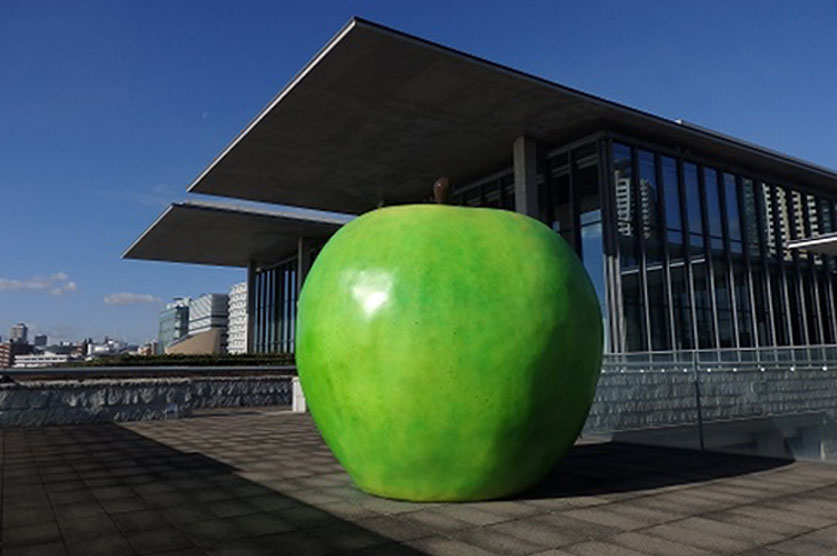 Outdoor exhibit『Green Apple』on a terrace which faces the sea