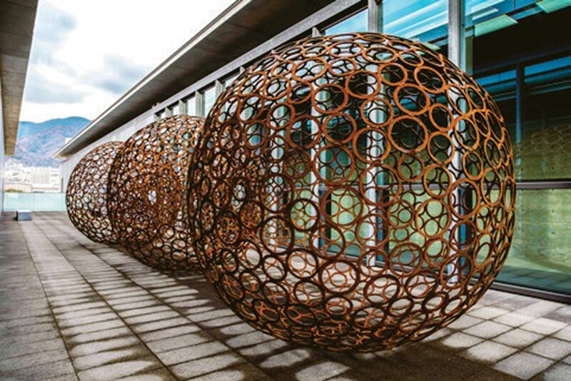 Form in Art: Perceiving with the Hand AOKI Noe