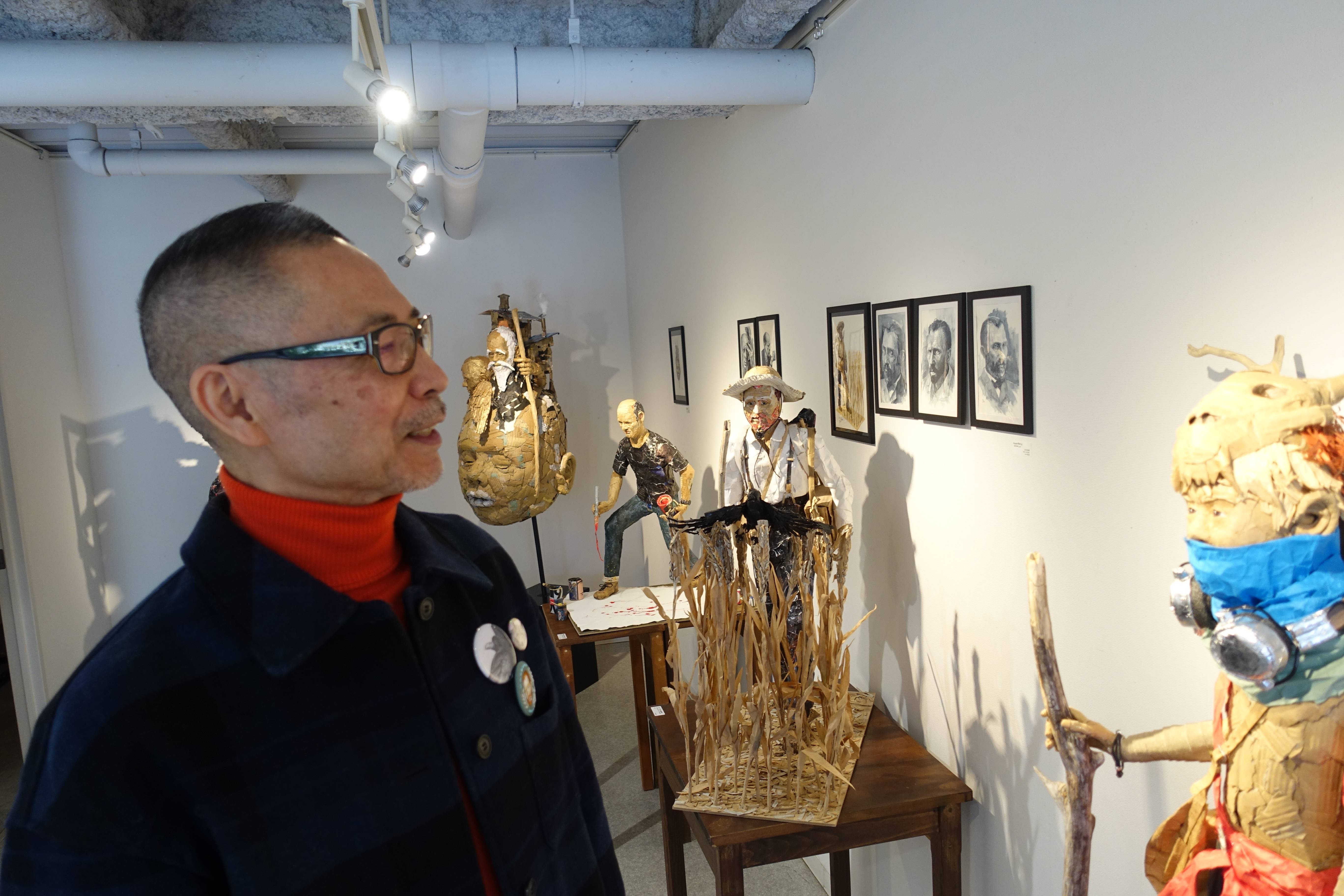 作品と対峙する安田氏